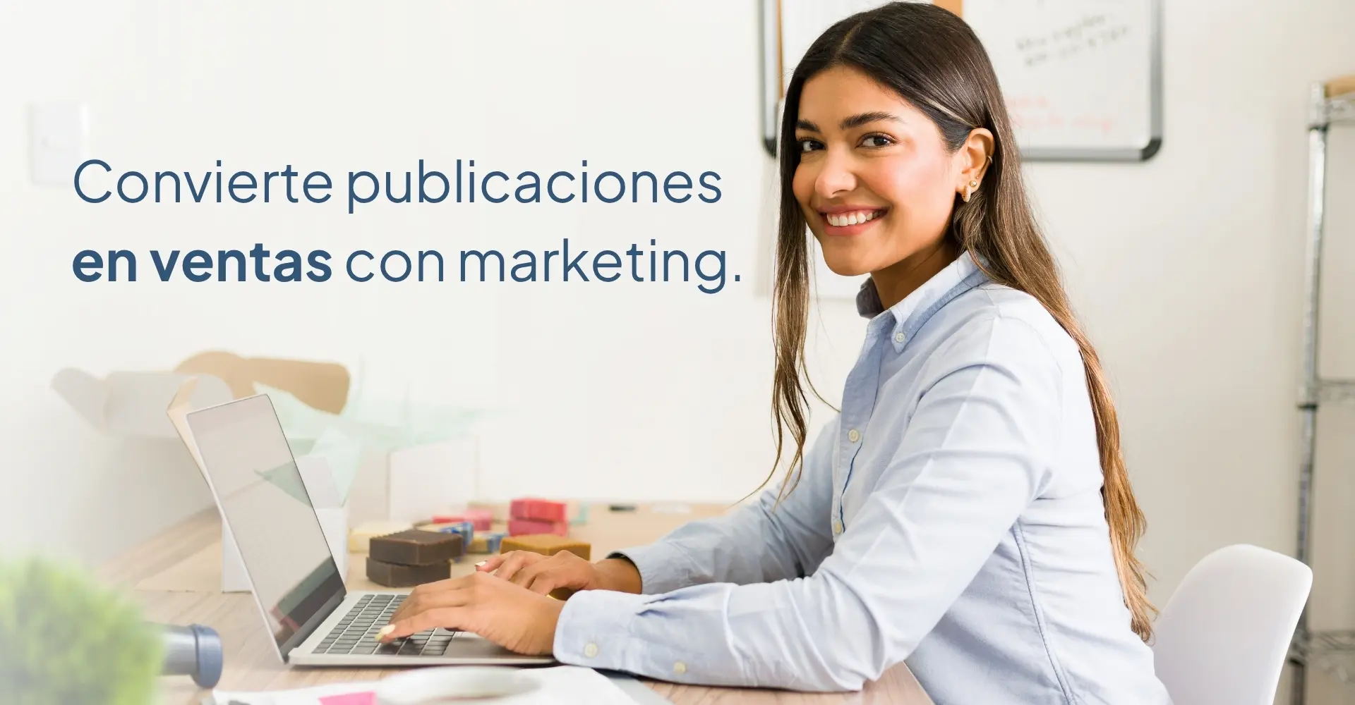 Emprendedora atendiendo pedidos online